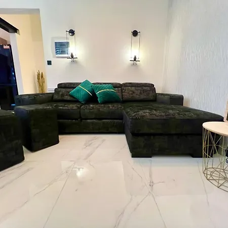 公寓 1bed Maisonette In Bugibba Square By Homely